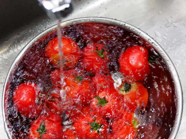 トマトを流水で洗う